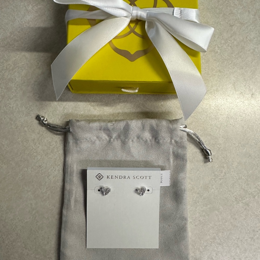 Kendra Scott heart earrings